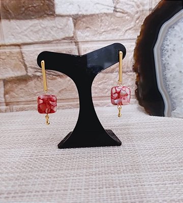 Brinco Pendente Dourado com Quadrado de Madrepérola Inley Vermelho