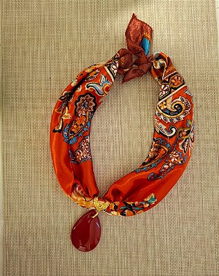 Colar de Lenço Estampado Arabesco com Pingente Vermelho