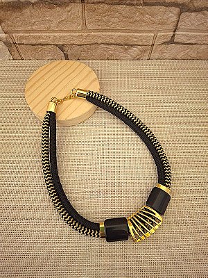 COLAR DE CORDA NÁUTICA DUPLA PRETO COM PASSANTE DOURADO