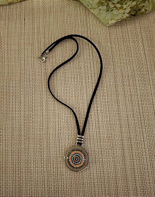 Colar de Camurça com Pingente Niquel e Mandala de Vidro