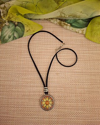Colar de Camurça com Pingente Niquel e Mandala de Vidro