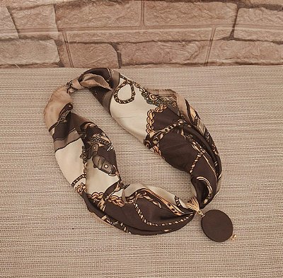 Colar de Lenço Estampado com Pingente de Madeira