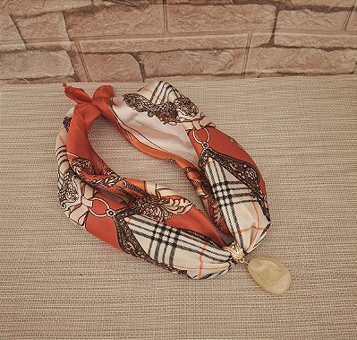 Colar de Lenço Estampado com Pingente Marfim