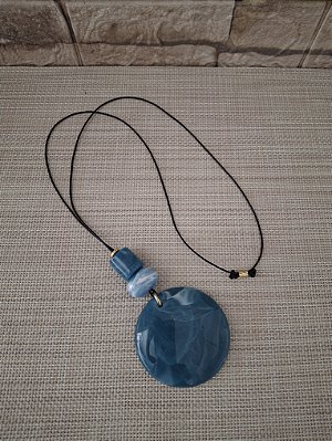 COLAR DE CORDÃO E RESINA COM PINGENTE REDONDO AZUL PETRÓLEO