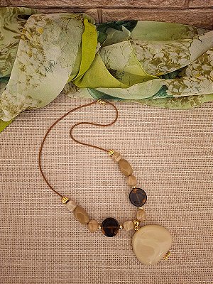 Colar de Cordão e Pingente de Resina Off-white