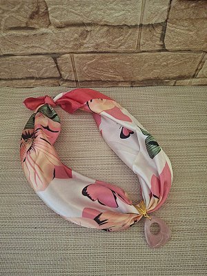 Colar de Lenço Estampado com Pingente Rosa