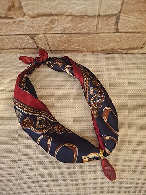 Colar de Lenço Estampado com Pingente Marsala