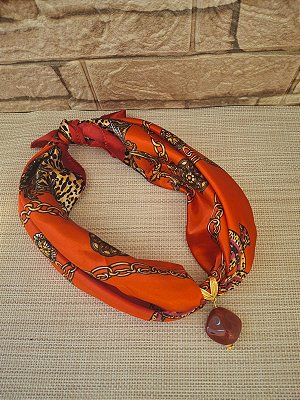 Colar de Lenço Estampado com Pingente Vermelho