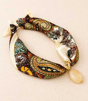 Colar de Lenço Estampado Marrom Arabesco
