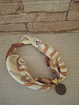 Colar de Lenço Estampado com Pingente de Madeira