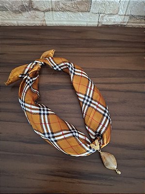 Colar de Lenço Xadrez com Pingente de Resina Marrom Claro