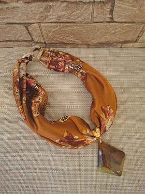 Colar de Lenço Estampado com Pingente de Marrom Claro