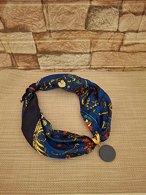 Colar de Lenço Estampado com Pingente de Azul Acinzentado