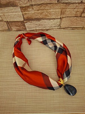 Colar de Lenço Quadriculado com Pingente de Azul