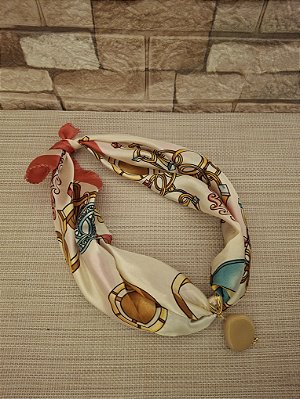 Colar de Lenço Náutico Rosa e Off-white com Pingente