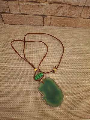 Colar Longo com Pingente de Chapa de Ágata Verde e Murano