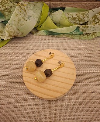 Brinco Pendente com Resina Marfim e Marrom