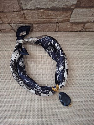 Colar de Lenço Azul e Branco com Pingente