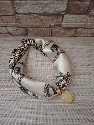 Colar de Lenço Off-white e Marrom com Pingente Marfim