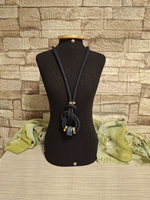 Colar de Corda Náutica Azul Marinho com Resina