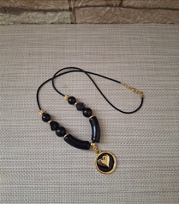 Colar de Cordão e Resina Preto com Pingente Coração Dourado