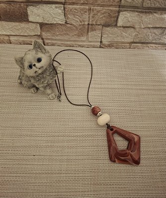 Colar de Cordão e Resina Marsala com Pingente