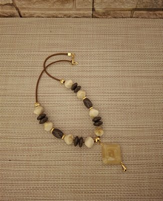 Colar de Cordão e Resina Marrom e Marfim com Pingente