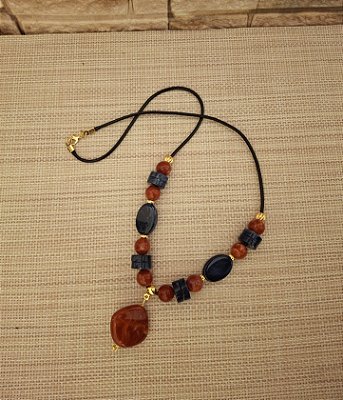Colar de Cordão e Resina Azul e Marsala com Pingente