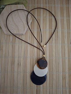 Colar de Cordão e Discos de Resina Azul Marfim e Tartaruga