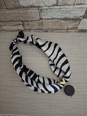 Colar Lenço Preto e Branco com Pingente de Resina