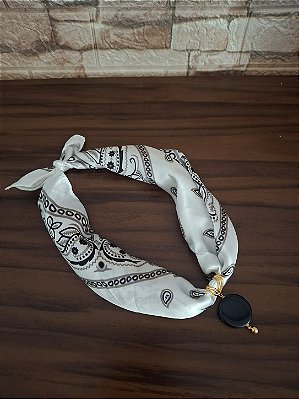 Colar Lenço Preto e Branco com Pingente de Resina Preto