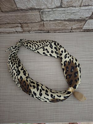 Colar de Lenço Bege Preto e Marrom com Pingente de Resina