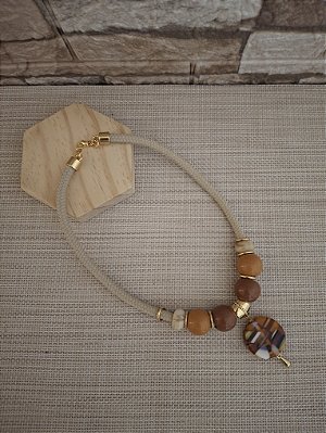 Colar de Corda Náutica Areia com Pingente de Resina Caquinhos