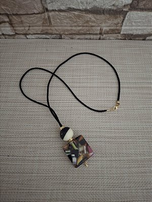 Colar de Cordão e Resina com Pingente Caquinhos