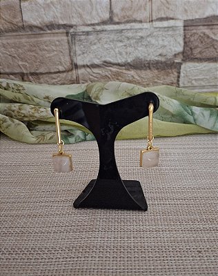 Brinco Pendente Dourado com Quadrado Nude
