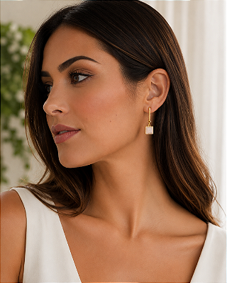 Brinco Pendente Dourado com Quadrado Nude