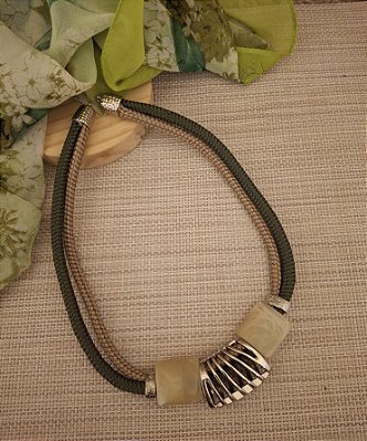 COLAR DE CORDA NÁUTICA DUPLA VERDE E AREIA COM ENTREMEIO NIQUEL