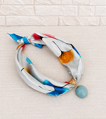 Colar Lenço com Pingente Azul Claro