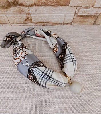 Colar Lenço Estampado Cinza com Pingente