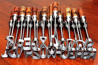 ALFABETO EM MARCADORES COM 26 LETRAS 5CM E 6 CM