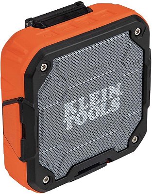 Alto-falante Bluetooth Klein Tools AEPJS2 com tira magnética e gancho, recarregável, sem fio e com capacidade auxiliar, capaz de atender chamadas, carregamento de smartphone, 10 horas de duração, resistente