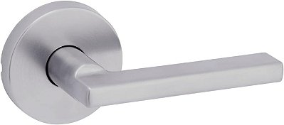 Trava da porta de passagem Kwikset 720HFLRDT-26D Halifax Lever com Round Rose, com fechadura 6AL e acabamento em cromo acetinado.