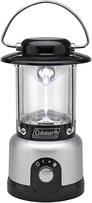 Lanterna LED Multiuso Coleman 190L, lanterna pessoal com 3 modos de brilho, ilumina por até 88 horas, ótima para acampamentos, eventos esportivos, emergências e quedas de energia.