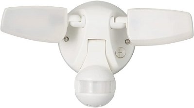 Luz de inundação de cabeça dupla integrada LED ativada por movimento branca de 180 graus HALO com CCT selecionável (3000K-5000K) para área externa.