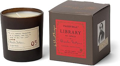 Vela de cera de soja perfumada Paddywax Library Collection Charles Dickens, 6.5 onças, Tangerina, Zimbro e Cravo.
