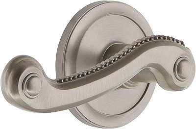 Tradução: Roseta circular de passagem Grandeur 820057 com maçaneta Newport em níquel acetinado, 2.375 polegadas para a mão esquerda.