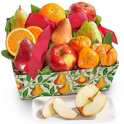 Um presente dentro do cesto de frutas de primeira qualidade