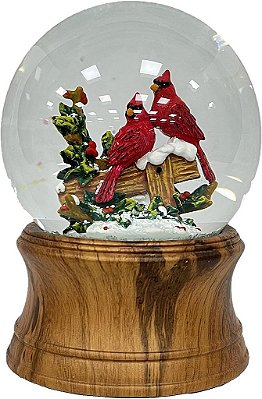 Globo de neve decorativo com par de cardeais do bosque Ashfield & Harkness e caixa de música com corda.