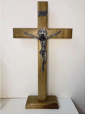 Crucifixo de mesa e parede em madeira com Medalha de São Bento 35cm ônix - 165541