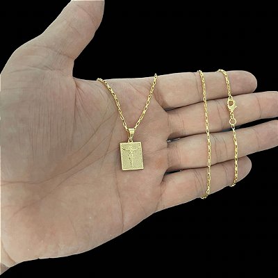CORRENTE  TIJOLINHO( 1.5MM- 70CM) + PINGENTE PLAQUINHA CRUCIFIXO P- BANHADO A OURO 18K.